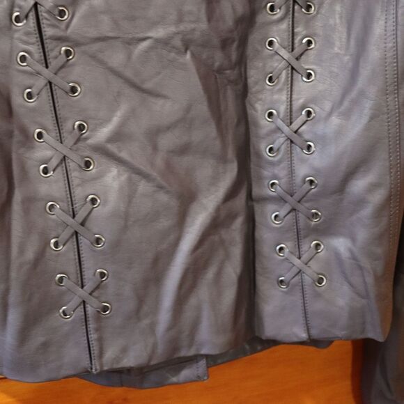 Torrid Gray Faux Leather Moto Jacket Grunge Lace-Up Fur Collar 1X - Picture 11 of 16